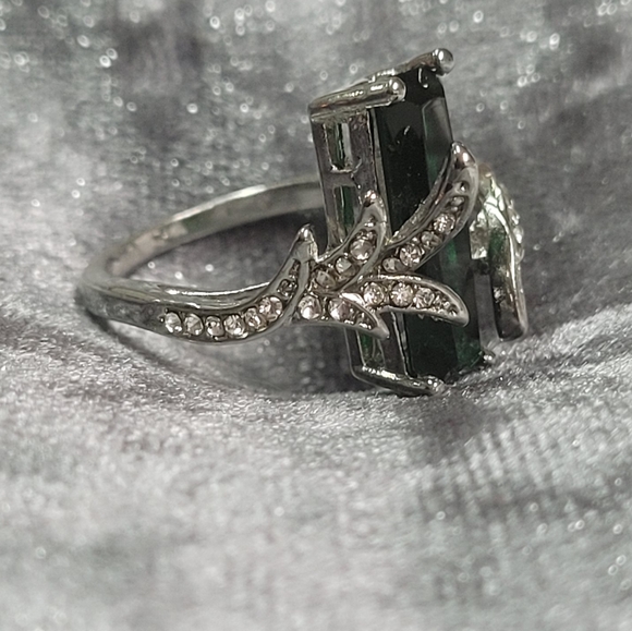 Leaf Green Rectangular Cubic Zirconia Ring - Picture 2 of 10